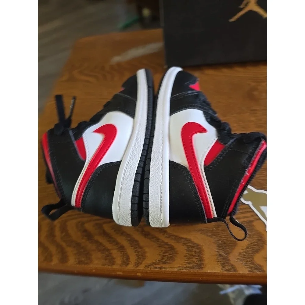 Jordan‎ 1 Mid Bred Toe Size 6c